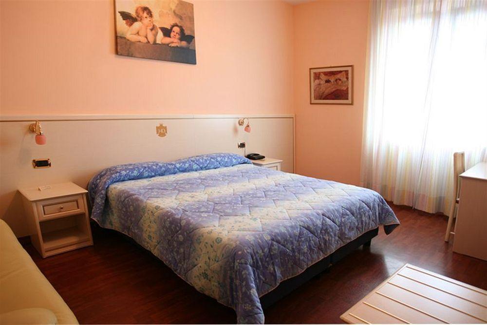 Hotel I Duchi กาเมริโน ภายนอก รูปภาพ